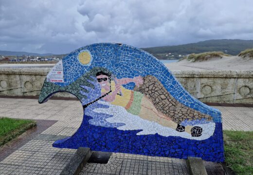O paseo marítimo de Laxe acolle 7 murais sobre deportes acuáticos elaborados por escolares